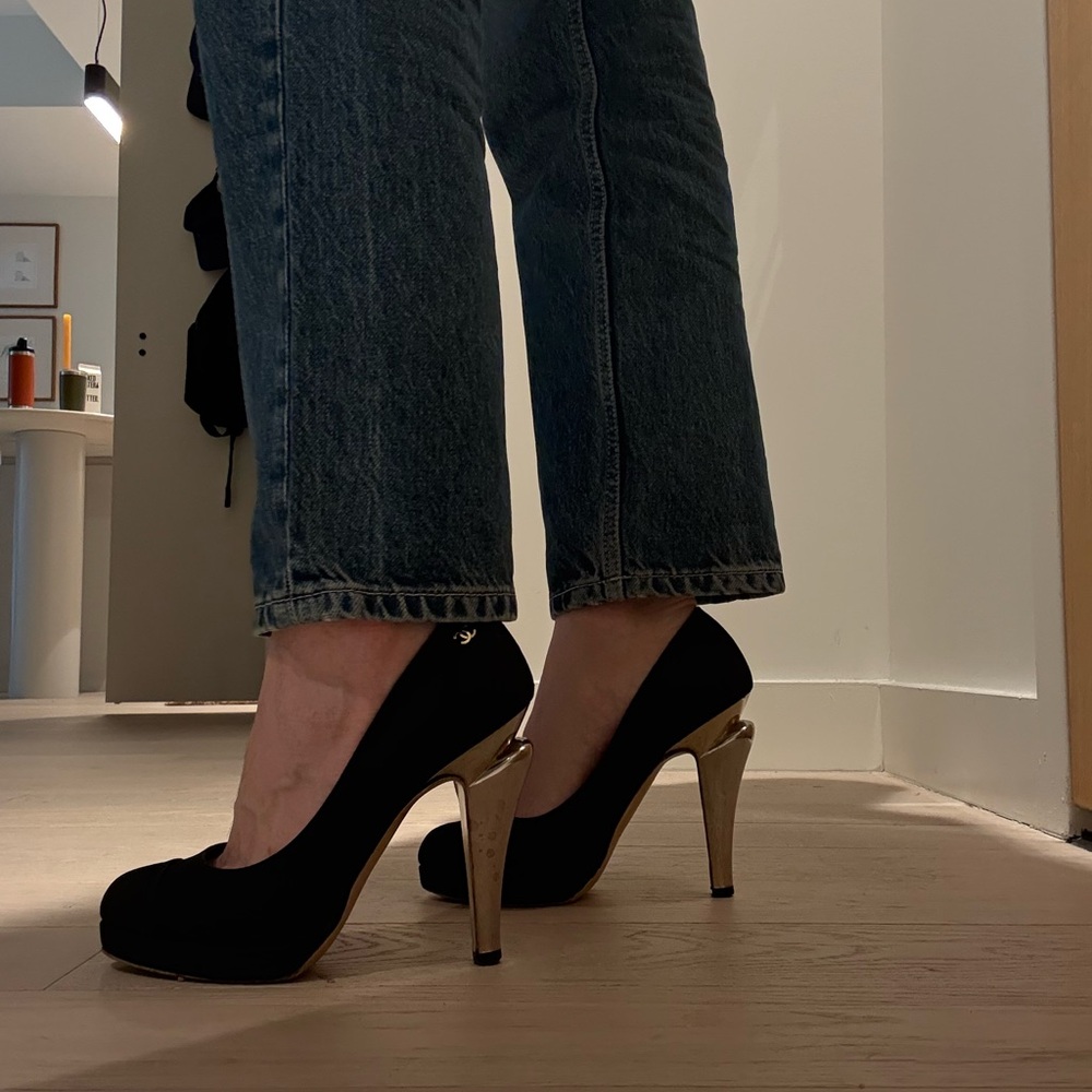 CHANEL Black Heels with Gold Accents - Picture 3 of 10